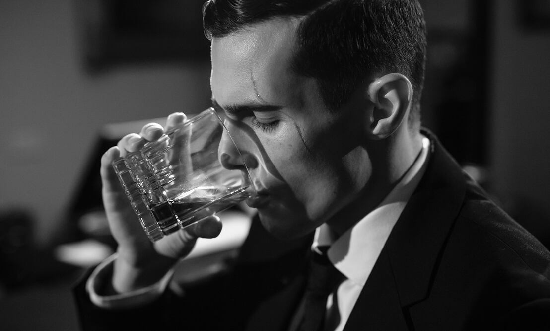 Apapáchalo con un whiskey.