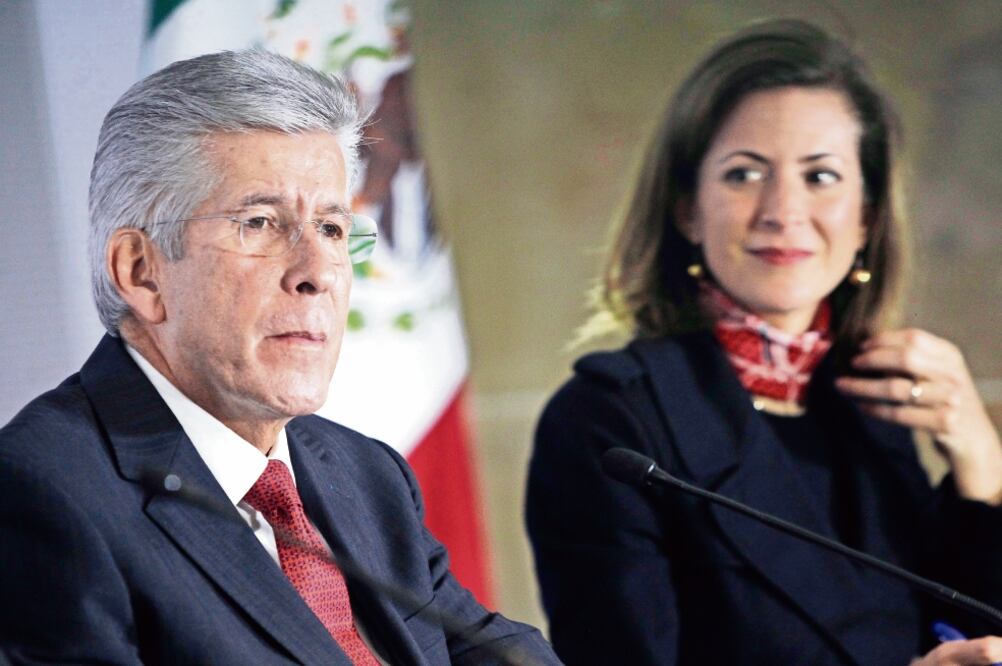 Gerardo Ruiz Esparza, titular de la SCT, y Mónica Aspe, subsecretaria del ram o, en la presentación de las bases de la Red Compartida en enero de este año (ARCHIVO EL UNIVERSAL)