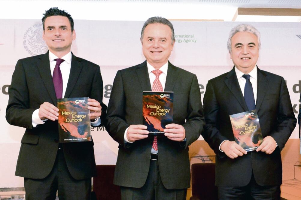 Guillermo García Alcocer, presidente de la CRE; Pedro Joaquín Coldwell, sec reta r io de Energía, y Fatih Birol, director de la Agencia Internacional de Energía (CORTESÍA)