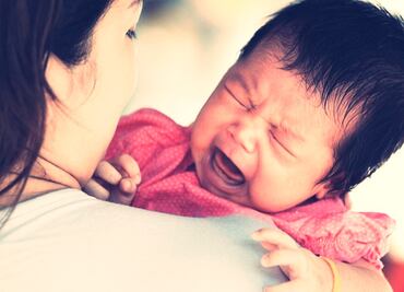 Pasajera con bebé de cuatro meses regala bolsitas con tapones para los oídos durante un vuelo