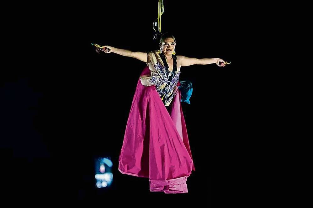 La Vela Muxe es una festividad que celebra la diversidad; en su edición 2023 fue organizada por el colectivo Las Auténticas Intrépidas Buscadoras del Peligro. Las participantes coinciden en que es la oportunidad de ser libres una vez al año. Foto: Claus Mendoza/El Universal