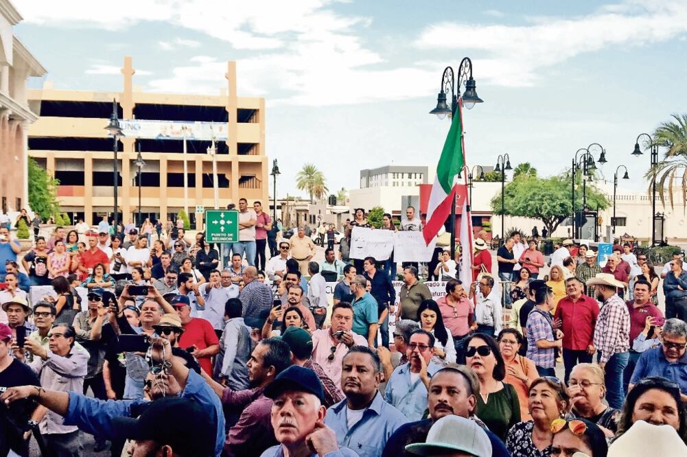 Afuera del Congreso local se manifestaron empleados y taxistas, entre otros sectores de la sociedad, contra las modificaciones a la ley (CORTESÍA: JAVIER ESCOBAR)