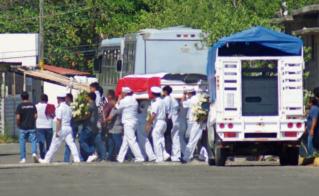 Soldados de la Marina cargaron el féretro de Adal Jair, cubierto con una Bandera de México, rumbo al panteón. Foto: Edwin Hernández / EL UNIVERSAL