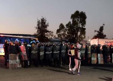 Vecinos de San Juan Ixhuatepec mantienen protesta y amagan con bloquear otra vez la autopista México-Pachuca