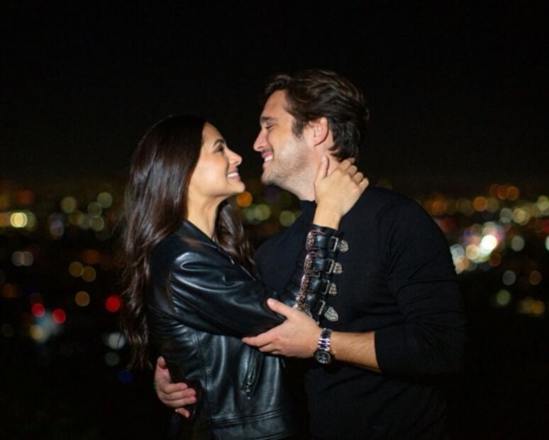 Diego Boneta llega, posa, sonríe y se va