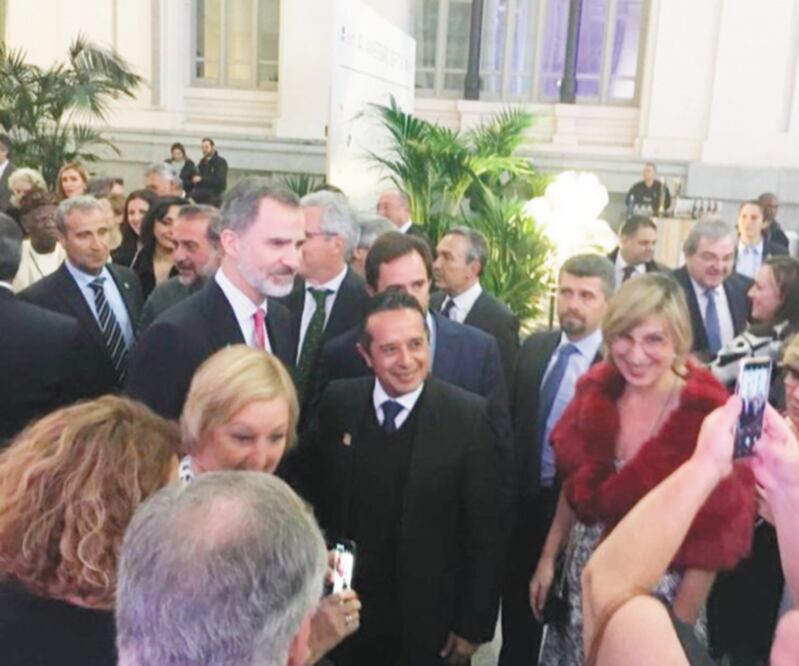 El gobernador de Quintana Roo, Carlos Joaquín, asistió a la cena de gala de la Feria Internacional de Turismo, donde dialogó con los reyes de España, Felipe VI y Letizia, así como con autoridades y ministros extranjeros del sector. Foto: Especial
