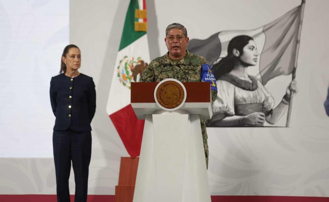 El almirante José Manuel Salinas Pérez, jefe del Estado Mayor General de la Secretaría de Marina, durante la mañanera del 20 de octubre del 2025. Foto: Francisco Rodríguez / EL UNIVERSAL