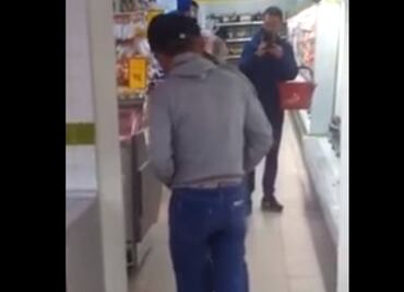 Hombre pelea contra su reflejo en Rusia