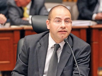 Es inviable reducir los salarios en INE, señalan