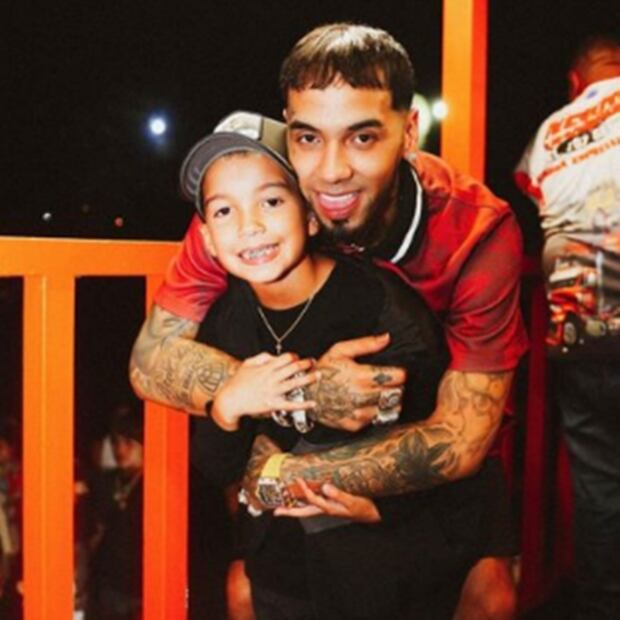 Acusan al cantante Anuel AA de violencia doméstica