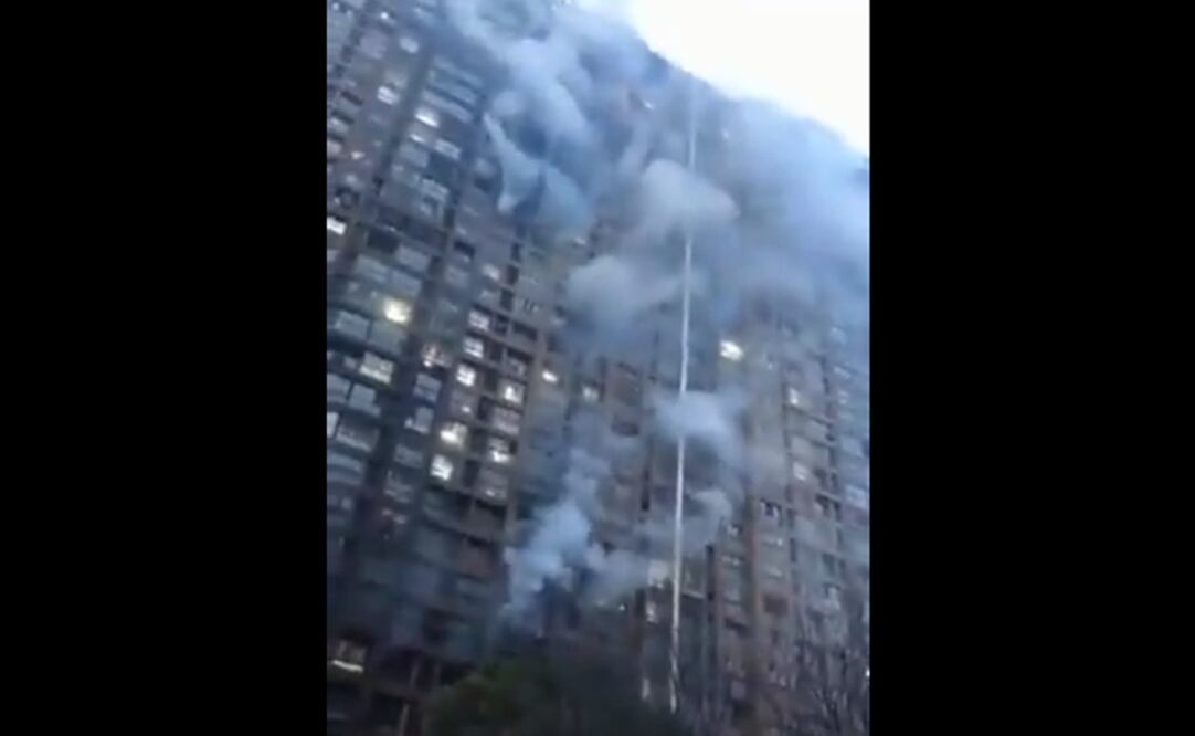 El incendio fue declarado la mañana del viernes, en la ciudad de Nankín, en el este de China, dijeron las autoridades. Foto: tomada de video