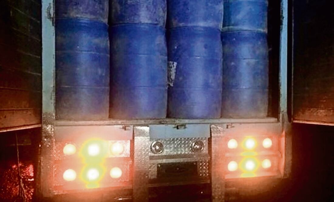 Los detenidos fueron trasladados a la Procuraduría General de la República (PGR) para ser puestos a disposición de esa autoridad, mientras que los vehículos se mantienen en el lugar de los hechos para el dictamen pericial. (CORTESÍA)