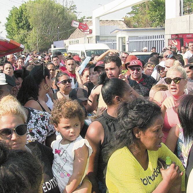 Cubanos hicieron filas para registrarse en la oficina de regularización migratoria, la cual permaneció cerrada desde el 15 de marzo pasado. MARÍA DE JESÚS PETERS. EL UNIVERSAL