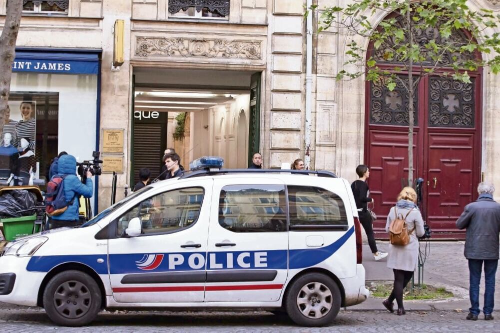 La policía acudió al departamento donde se hospedó Kim en París (IAN LANGDSON. EFE)