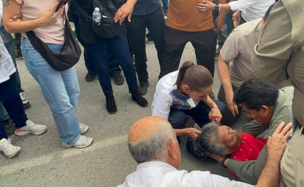 La presidenta de México, Claudia Sheinbaum, auxilia a una adulta mayor que se desvaneció durante su gira de rendición de cuentas en San Luis Potosí. Foto: Especial