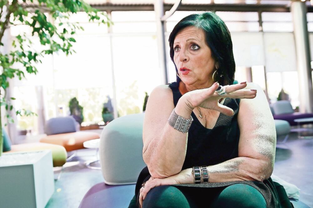 Pilar Abel se ha desempeñado como pitonisa en una televisora local en España.