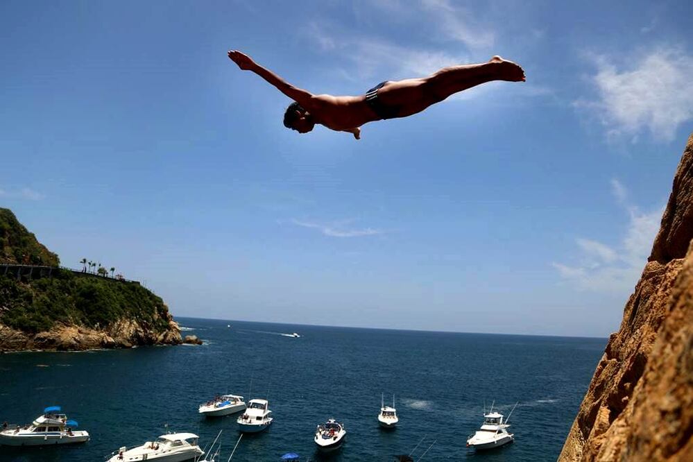 Los clavadistas son un símbolo del puerto pese a que no reciben ayuda del estado, al contrario, pagan impuestos y constituyeron una sociedad civil para poder tener sueldo y seguro social.