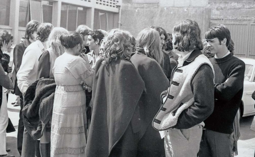 Al centro, con cabello corto, la artista Helen Escobedo, parada en medio de varios detenidos de la fiesta. Foto: AGN
