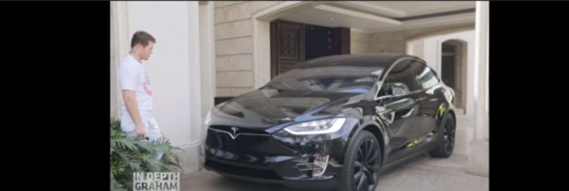 El Canelo muestra por primera vez su colección de autos y motos