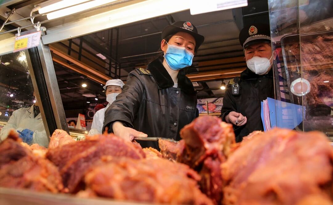 Venta de alimentos en mercado de China (Foto: AFP)