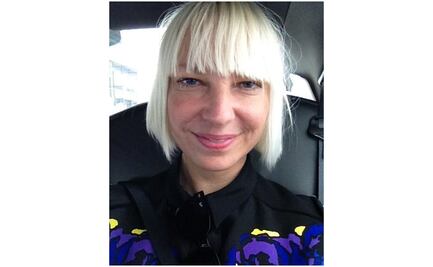 Sia adoptó a dos jóvenes de 18 años para salvarlos