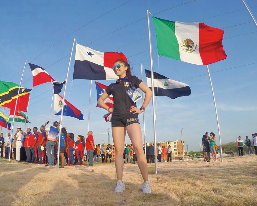 Ayer se izó la bandera mexicana en la plaza de la villa centroamericana; Paola Longoria lució feliz (TWITTER)