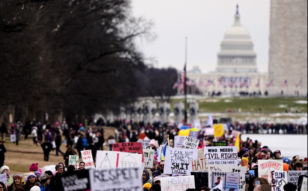 Miles de personas marcharon en Washington contra las políticas anunciadas por Donald Trump, dos días antes de que el empresario vuelva a la Casa Blanca. Foto: AP