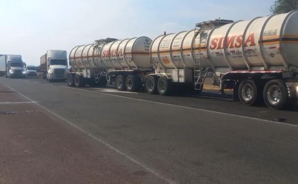 Después de 30 horas retiran el bloqueo en la carretera, Arco Norte; al lugar acudieron agentes ministeriales.
Foto: Especial.