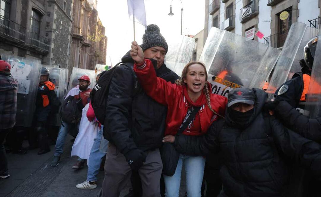 Integrantes de la CNTE internaron tirar las vallas de palacio nacional y fueron gaseados por elementos policiales. Foto: Gabriel Pano / EL UNIVERSAL