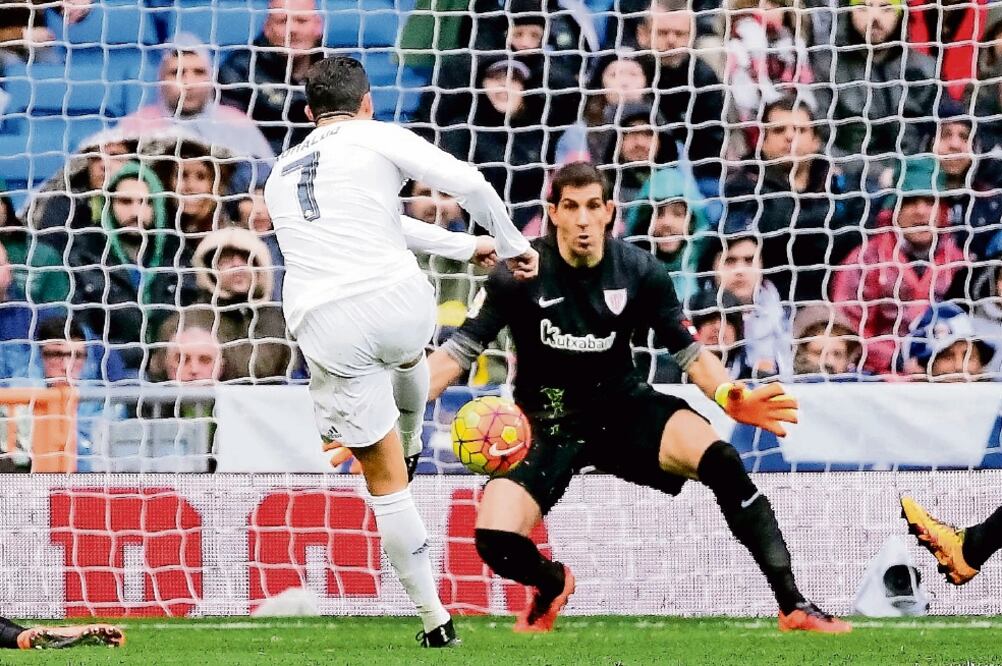 Cristiano Ronaldo está en un muy buen momento, según el entrenador merengue, Zinedine Zidane (EMILIO NARANJO. EFE)