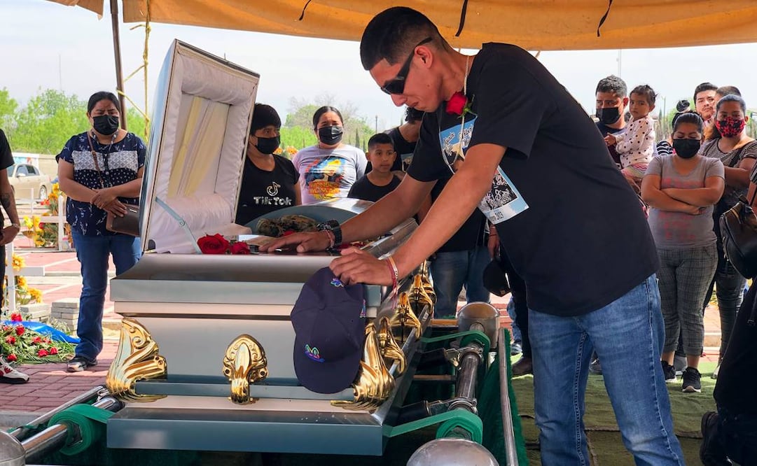 El cuerpo de Alejandro Trujillo Rocha fue sepultado ayer en el panteón Jardín de Los Ángeles, en Nuevo Laredo, Tamaulipas. Foto: Diego Simón Sánchez/ El Universal