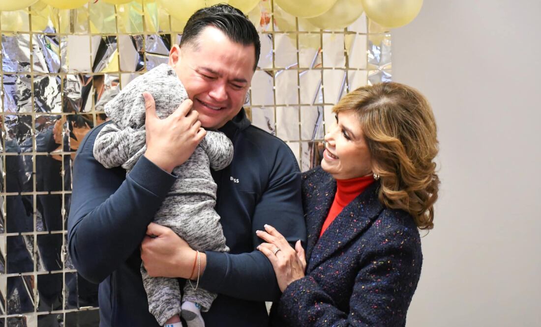 Momento en que Bismharck Rogelio carga a su bebé adoptivo. Foto: DIF Baja California/El Universal