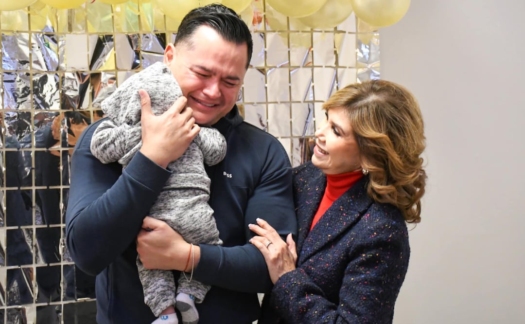 Momento en que Bismharck Rogelio carga a su bebé adoptivo. Foto: DIF Baja California/El Universal