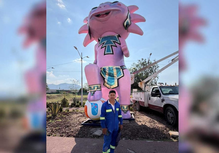 La “Eca-Ajolota” se construyó con la técnica cartoplas, un proceso que integra cartonería tradicional con intervención de artistas plásticos. Foto: Especial