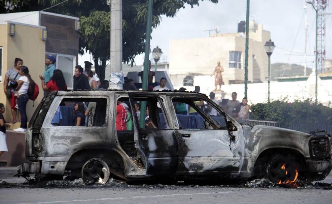 Vehículo incinerado, donde transportaban a dos presuntos delincuentes que fueron quemados vivos por los pobladores de San Vicente Boquerón, Puebla. EFE