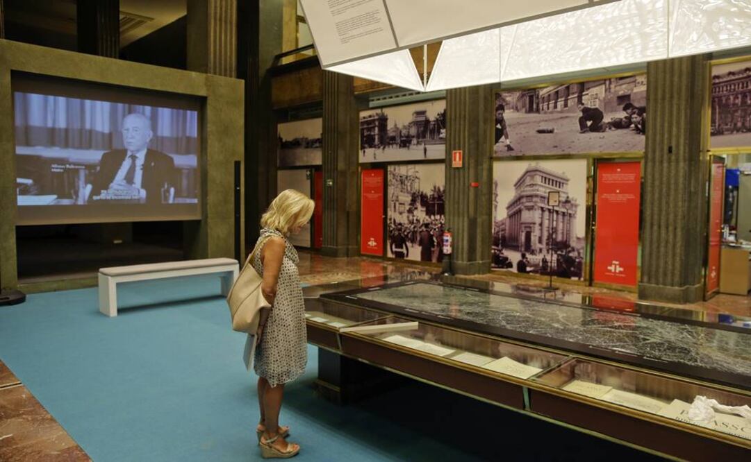 La muestra incluye, entre otros objetos, diez fotografías y quince cartas, la mayoría enviadas a Charo Conde, en las que firma como "tu marido", ya que, como explica en una de ellas, la palabra "novio" no le gustaba. FOTO: Emilio Naranjo/EFE.