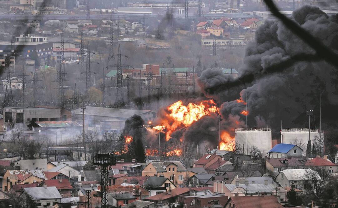 Incendio luego de un ataque aéreo en la ciudad de Lviv, en el oeste de Ucrania. Foto: Ronaldo Schemidt/AFP 