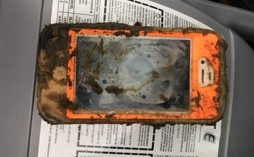 "Solo por curiosidad", el ingeniero se llevó a casa el equipo, lo limpió, lo cubrió con arroz para secarlo y, dos días después encendió