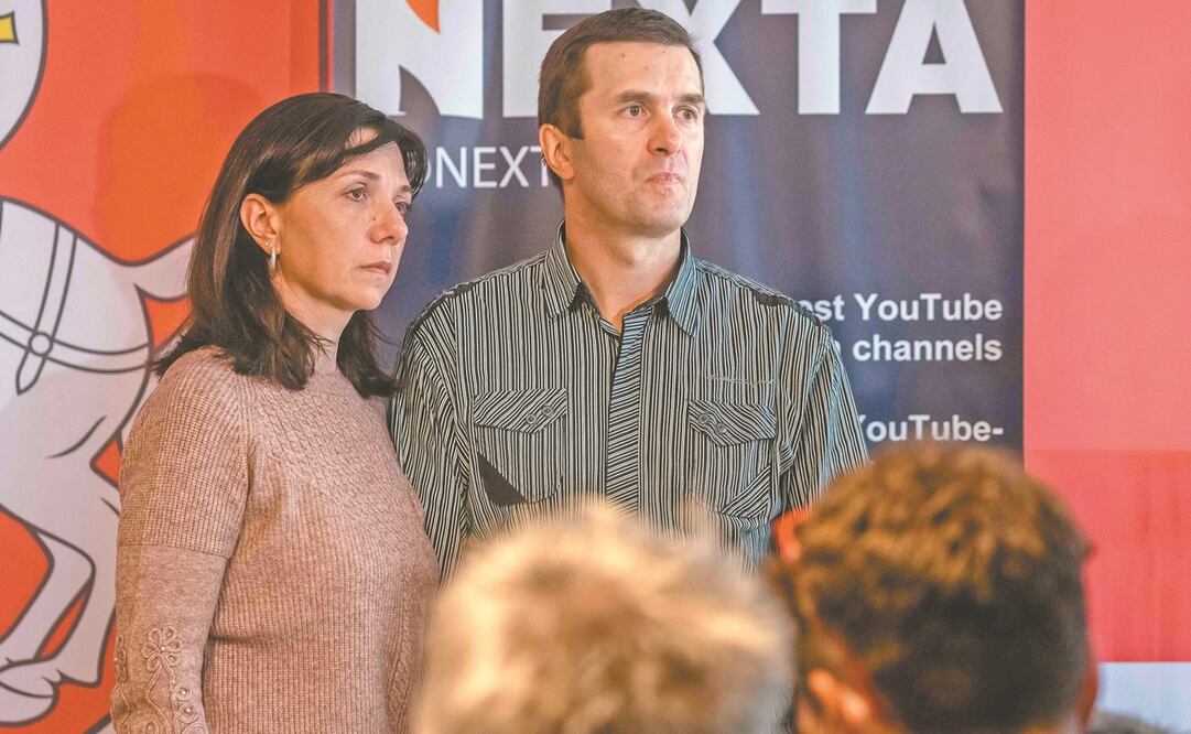 Ayer en Varsovia, los padres de Roman Protasevich, periodista bielorruso detenido. Foto: Wojtek Radwanski. AFP