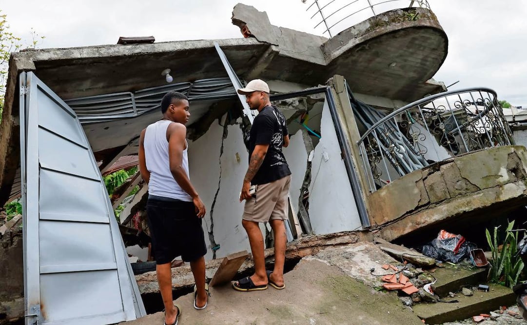 Colombianos afectados por el terremoto de magnitud 7.4 del pasado lunes, en Quibdó. Foto: Mauricio Dueñas Castañeda/EFE