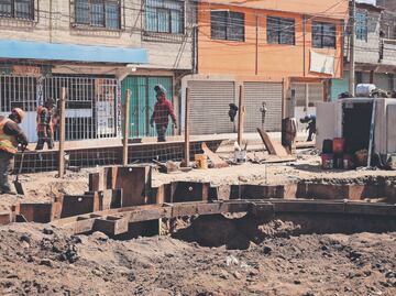 Obras de drenaje dañan casas en Chalco, acusan