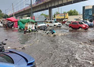 Calzada Ermita Iztapalapa se inunda tras fuerte lluvia en el Día de las Madres