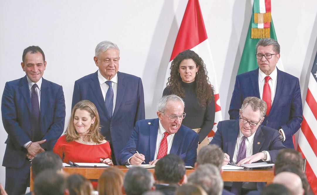 El presidente Andrés Manuel López Obrador fue el testigo de honor de la firma del T-MEC a cargo de Chrystia Freeland, Jesús Seade Kuri y Robert Lighthizer, representantes comerciales de Canadá, México y Estados Unidos. Foto: DIEGO SIMÓN. EL UNIVERSAL