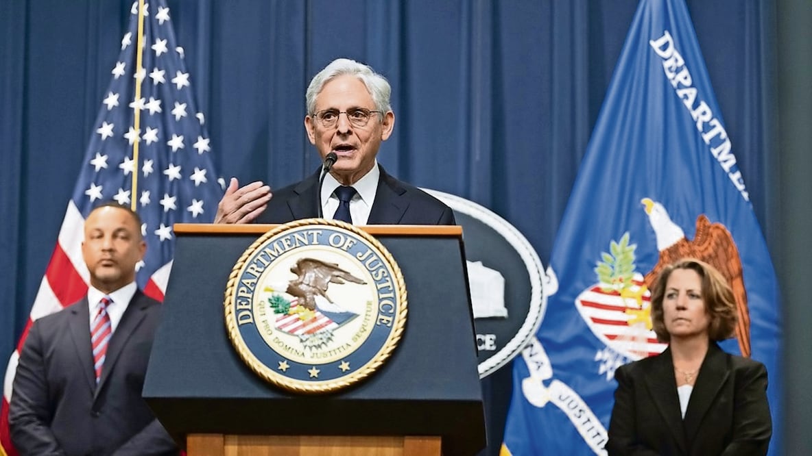 El fiscal general Merrick Garland, en una conferencia para anunciar arrestos e interrupciones en la cadena de suministro de precursores de fentanilo, en julio pasado. Foto: AP