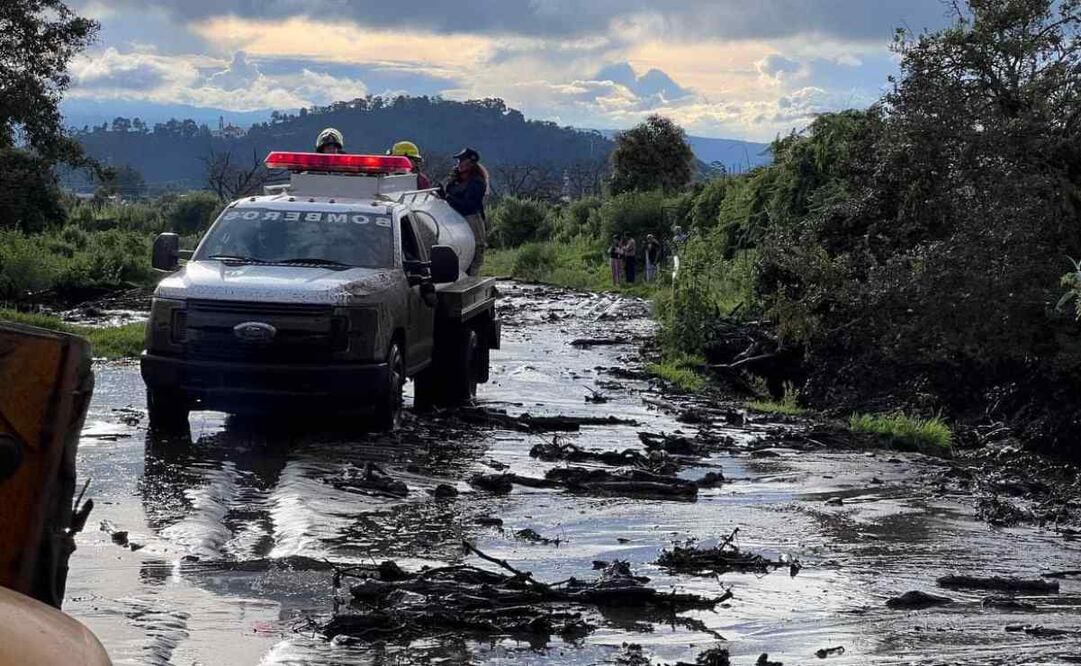 Las lluvias de las últimas horas, sumadas a la acumulación de basura en el afluente ocasionó que el río saliera de su cauce, ocasionando afectaciones en las calles de la cabecera municipal, afirmó esta noche el gobierno mexiquense en un comunicado. Foto: Especial