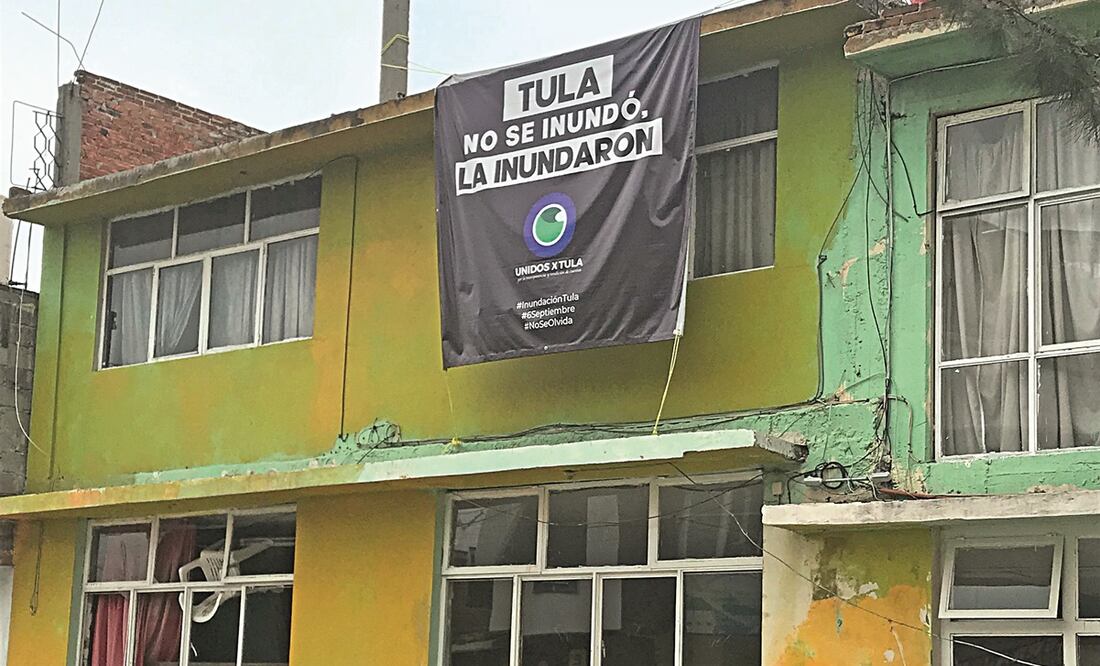 La organización de damnificados UnidosxTula distribuyó mantas entre los afectados en las que acusan que la inundación fue un hecho deliberado. Fotos: Dinorath Mota. EL UNIVERSAL