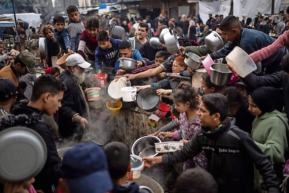 Palestinos hacen fila para comer en Rafah, Franja de Gaza, el 21 de diciembre pasado. Foto: de Fatima Shbair. AP