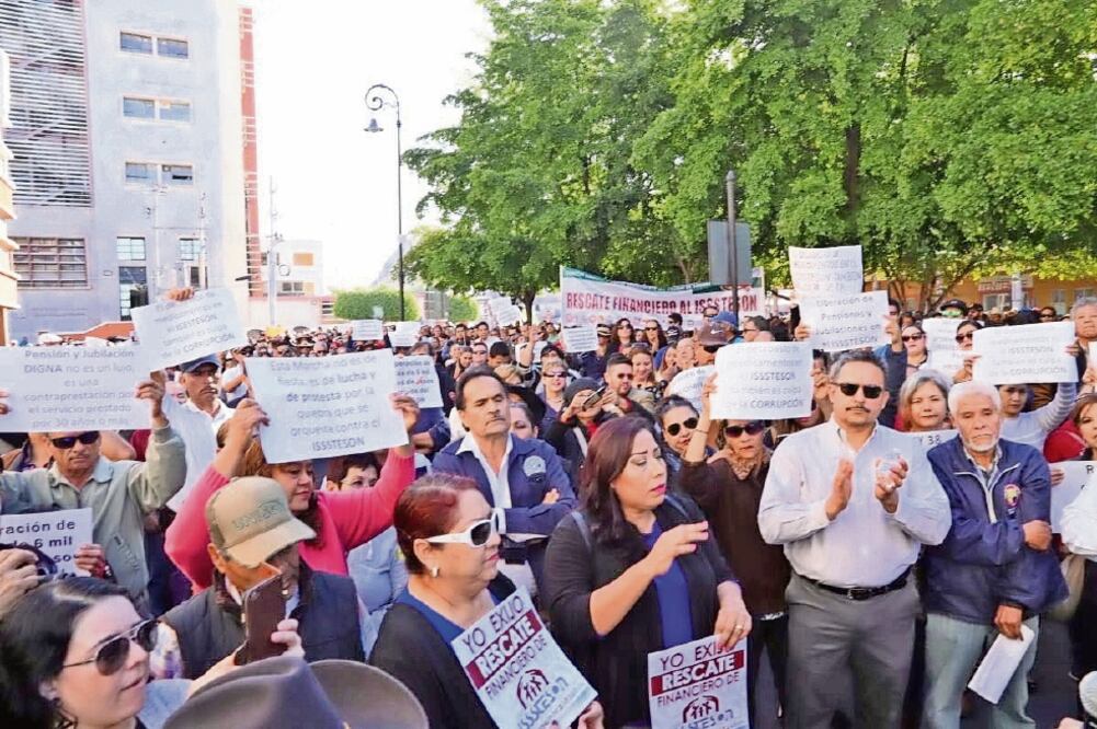Empleados y pensionados urgen a realizar auditoría al Isssteson y castigar a responsables del supuesto quebranto. (AMALIA ESCOBAR. EL UNIVERSAL)