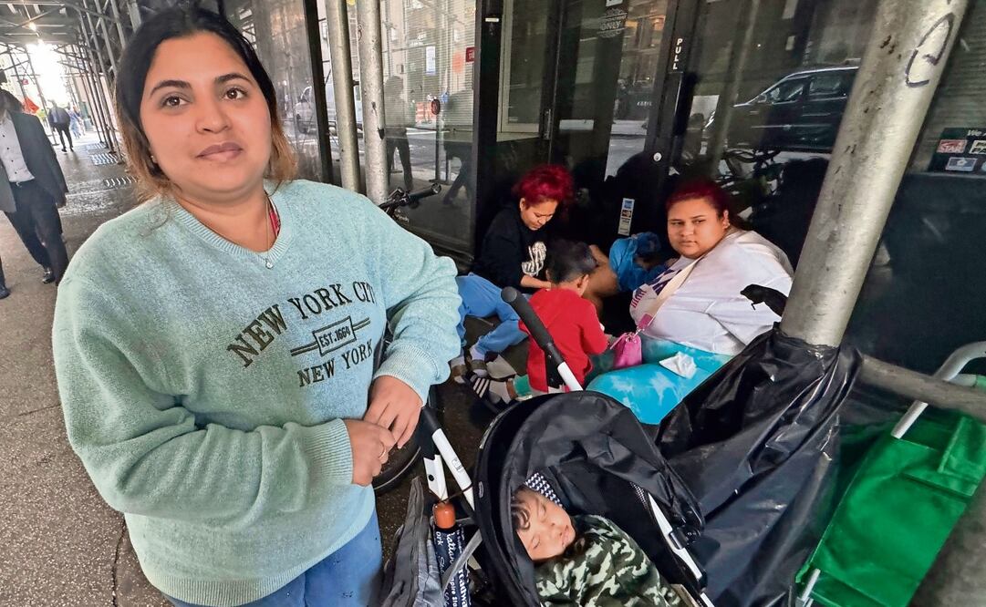 Maribel Hidalgo, venezolana, con su hijo en un refugio en Nueva York. La posibilidad de la deportación atemoriza a la comunidad migrante en EU. Cedar Attanasio / AP