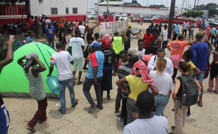 Migrantes africanos y haitianos protestan afuera de estación migratoria de Chiapas